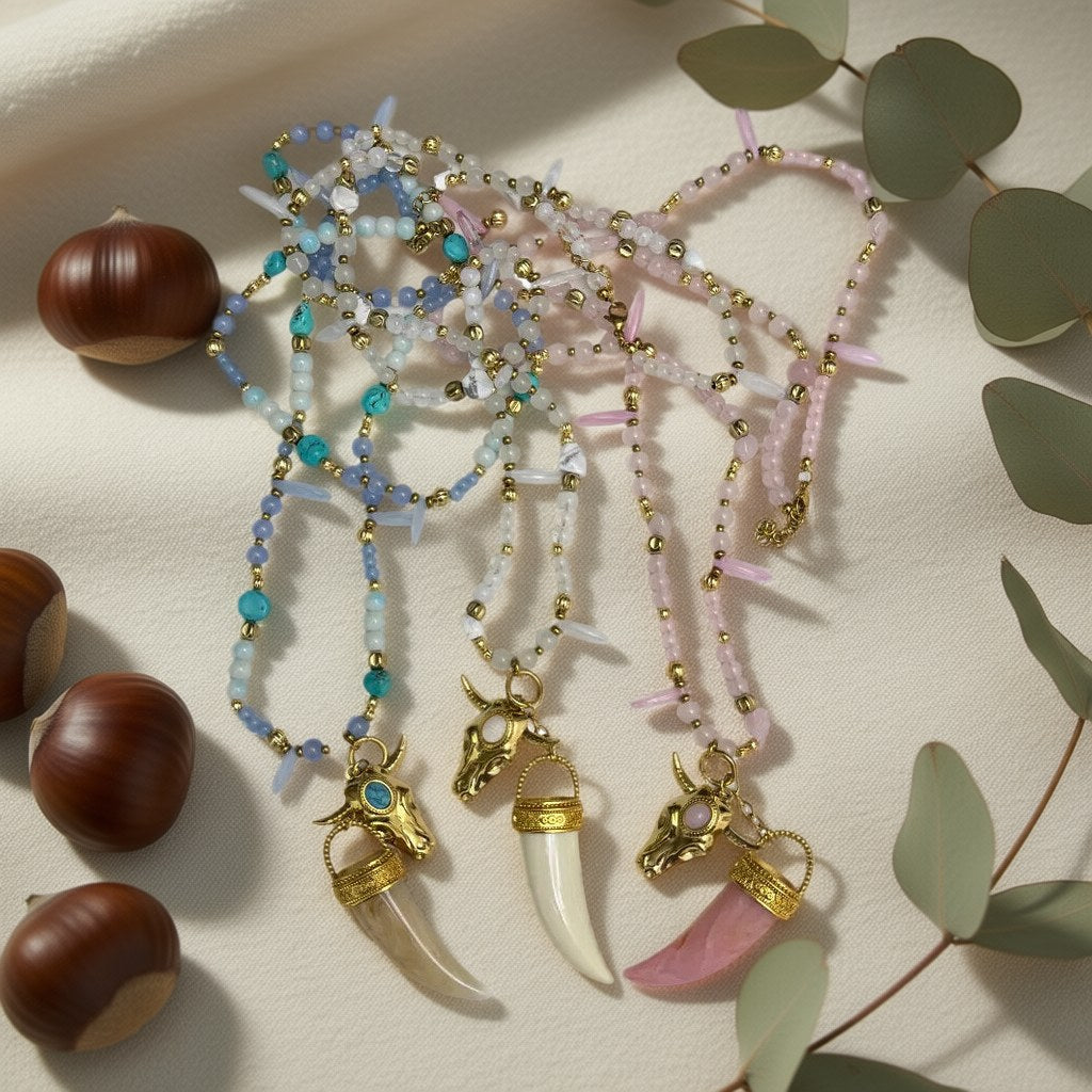 Collar largo brenda sobre una superficie para mujer Angara Moda