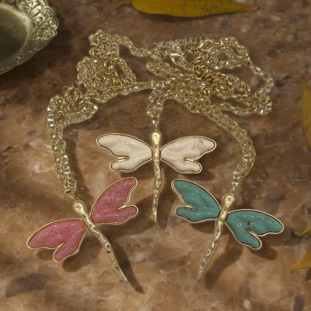 Collar Libelulon - Collar Libélula con Esmalte y Cadena Dorada sobre una superficie para mujer Angara Moda