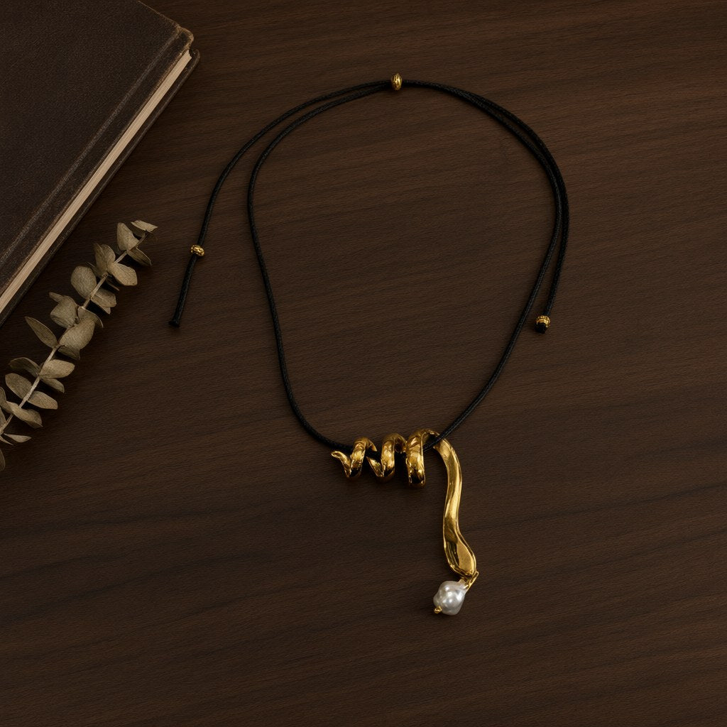 Collar Tornado Serpiente Dorada con Perla Barroca y Cordón Negro desde arriba para mujer Angara Moda
