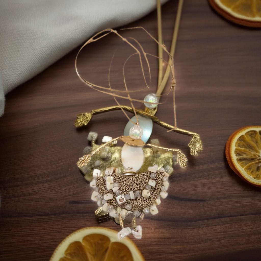 Collar Largo margot sobre una superficie para mujer Angara Moda
