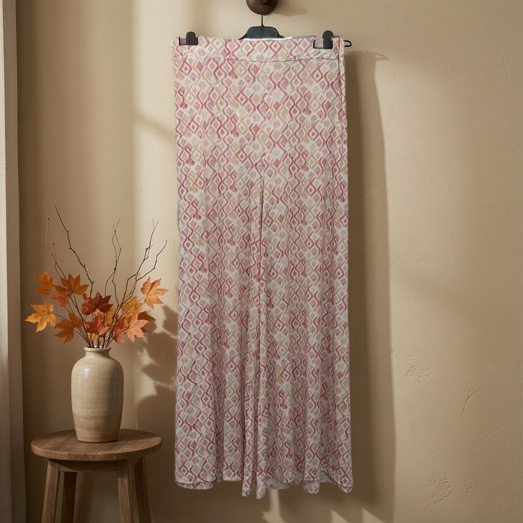 Pantalón iria-1 colgada en un ambiente para mujer Angara Moda