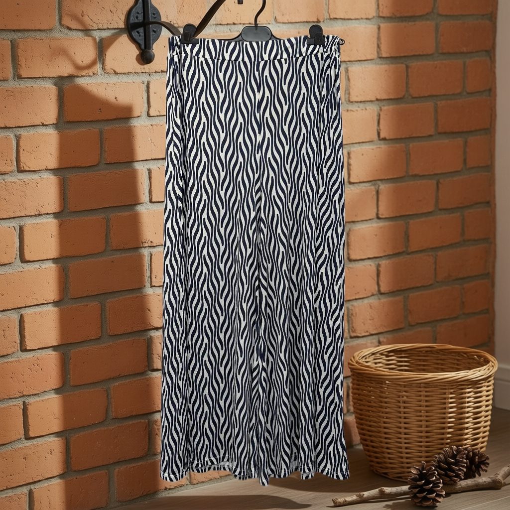 Pantalón iria-2 colgada en un ambiente para mujer Angara Moda