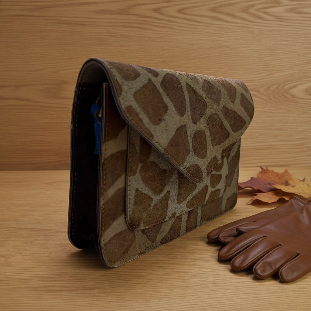 Bolso pelusa 1A desde arriba con gafas de sol y pulsera para mujer Angara Moda