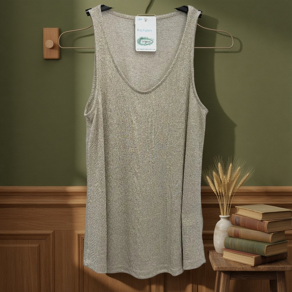 Camiseta Hollywood sin mangas punto fino lurex brillante escote redondo colgada en un ambiente para mujer Angara Moda