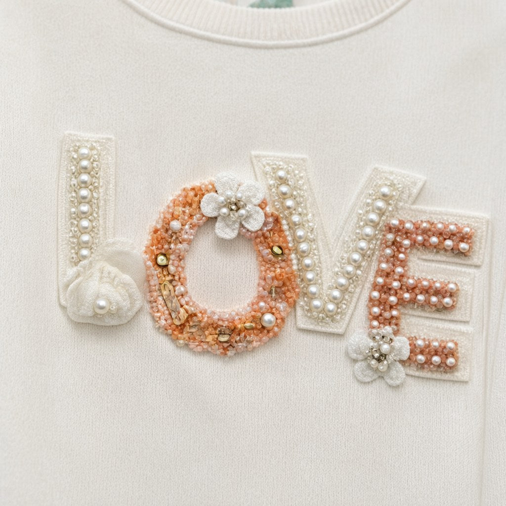 Detalle del tejido de Camiseta Cuore algodón manga corta aplique LOVE perlas lentejuelas para mujer Angara Moda