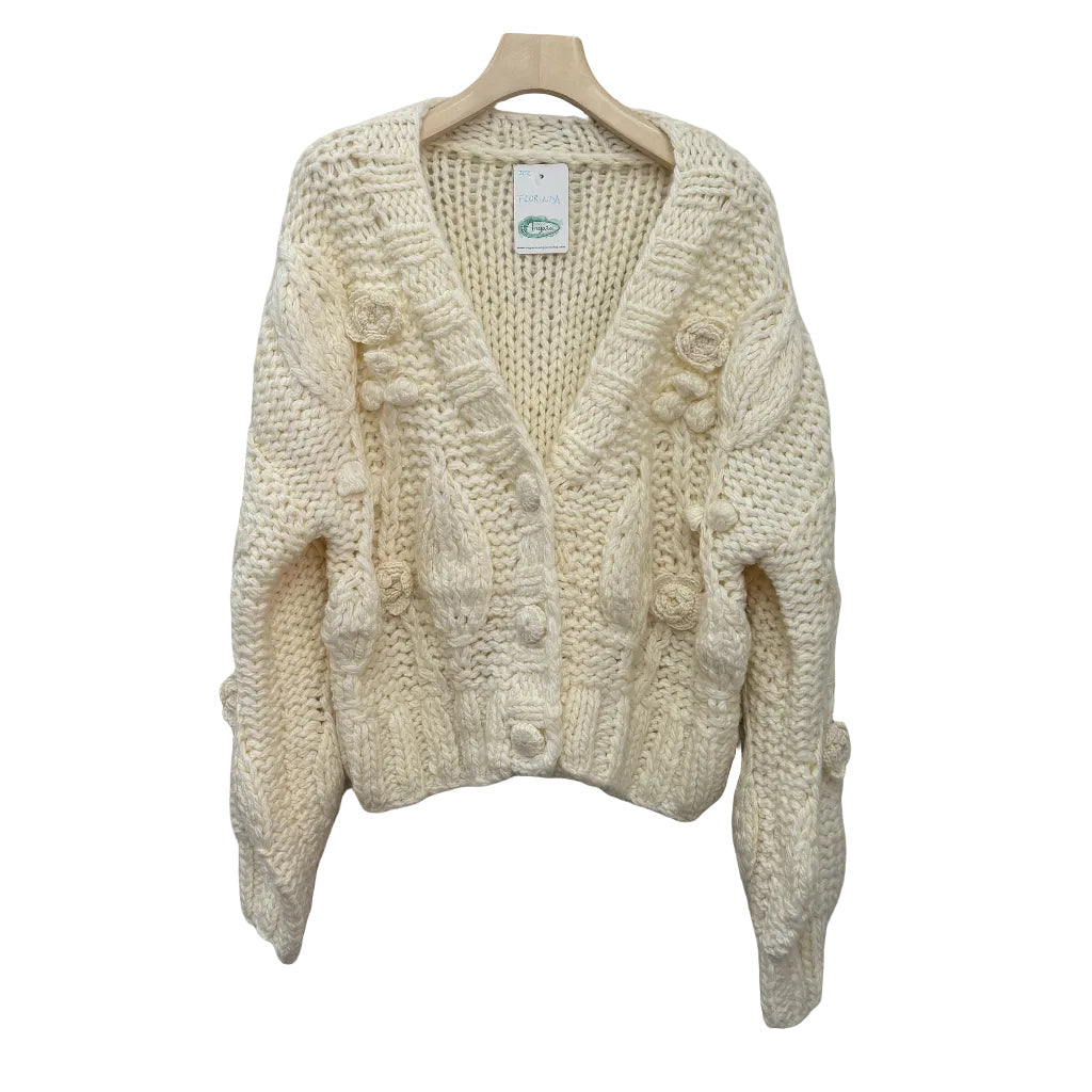 Cardigan Florinda de punto trenzado con flores y botones joya sobre fondo blanco para mujer Angara Moda