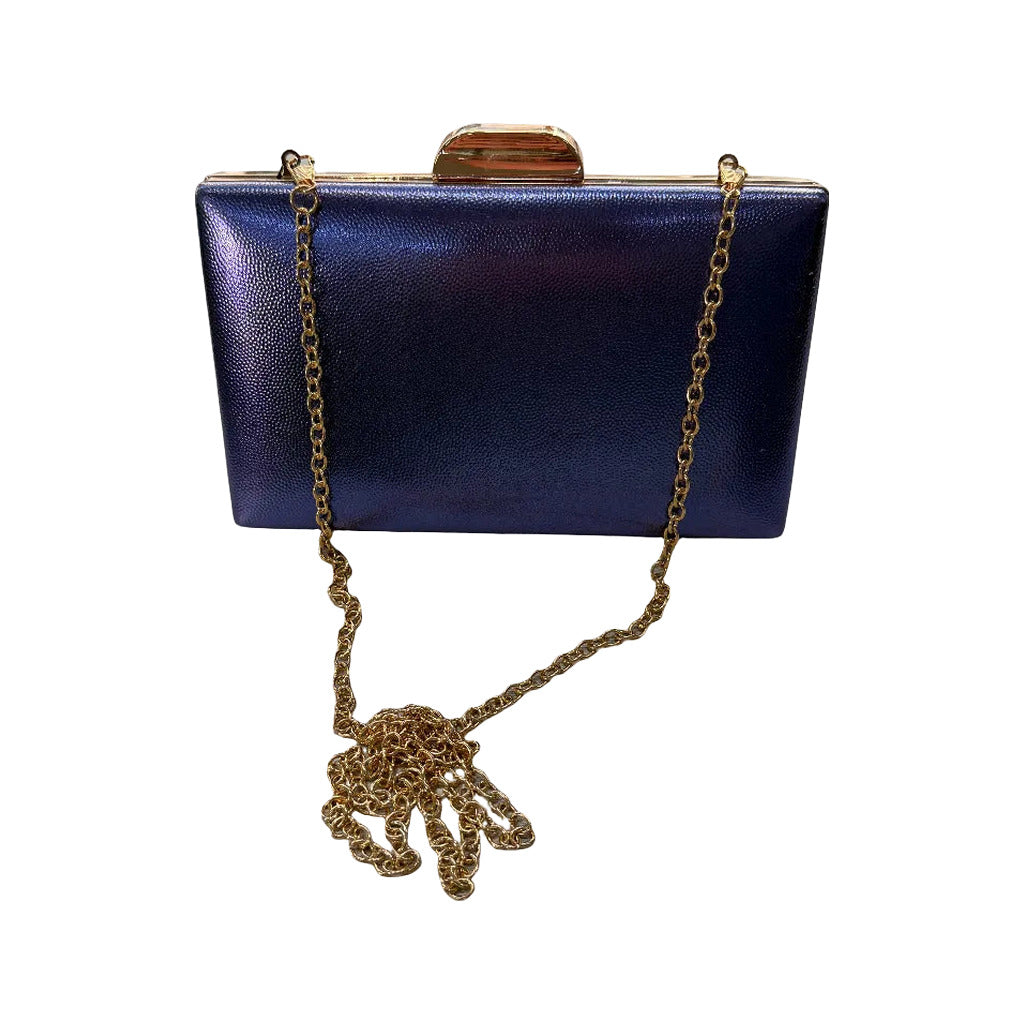 Bolso Luciano clutch de acabado pebble con cierre dorado y cadena desmontable sobre fondo blanco para mujer Angara Moda