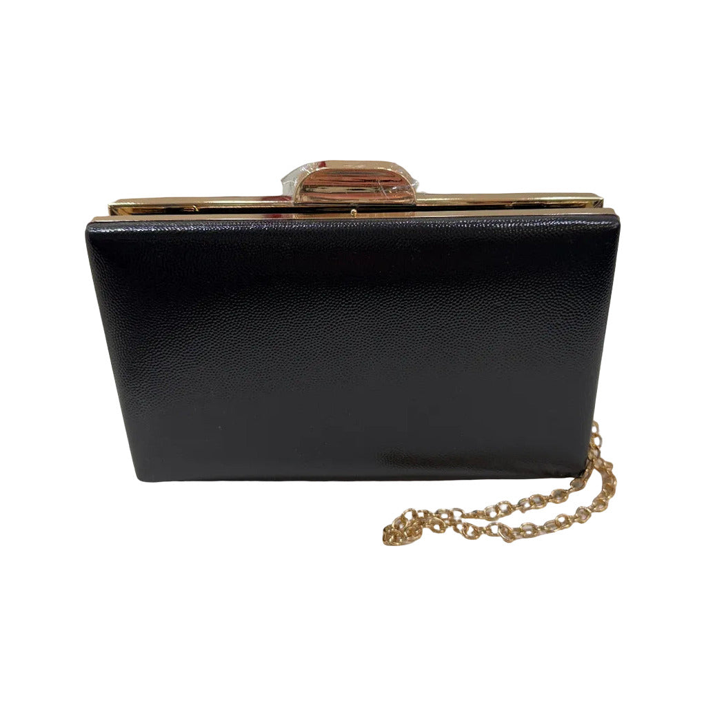 Bolso Luciano clutch de acabado pebble con cierre dorado y cadena desmontable en color Negro sobre fondo blanco para mujer Angara Moda