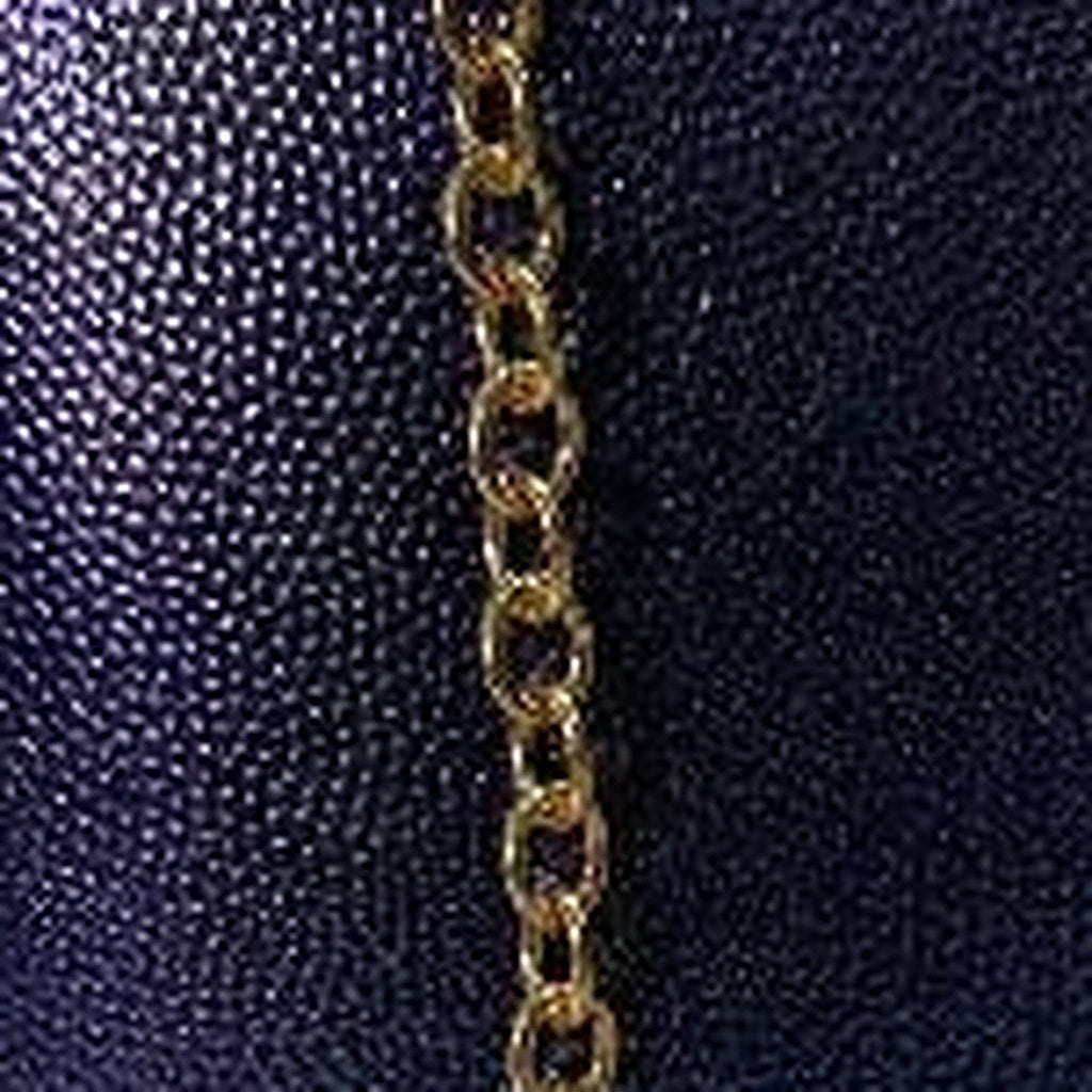 Detalle de cerca de Bolso Luciano clutch de acabado pebble con cierre dorado y cadena desmontable para mujer Angara Moda