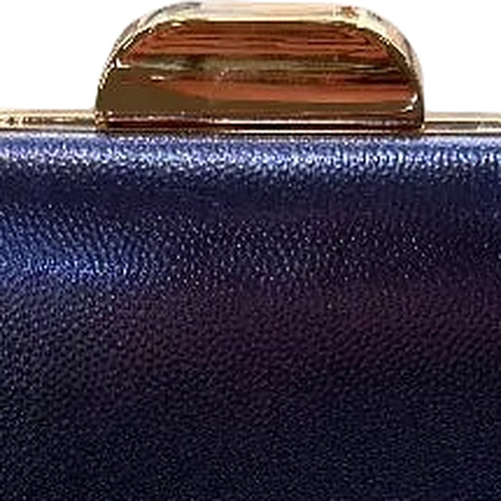 Detalle del herraje de Bolso Luciano clutch de acabado pebble con cierre dorado y cadena desmontable para mujer Angara Moda
