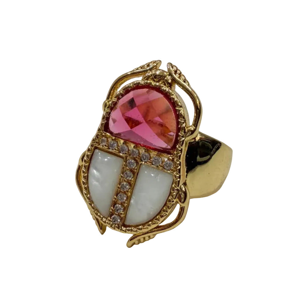 Anillo Raquel escarabajo egipcio con cristal facetado, nácar y circonitas sobre fondo blanco para mujer Angara Moda