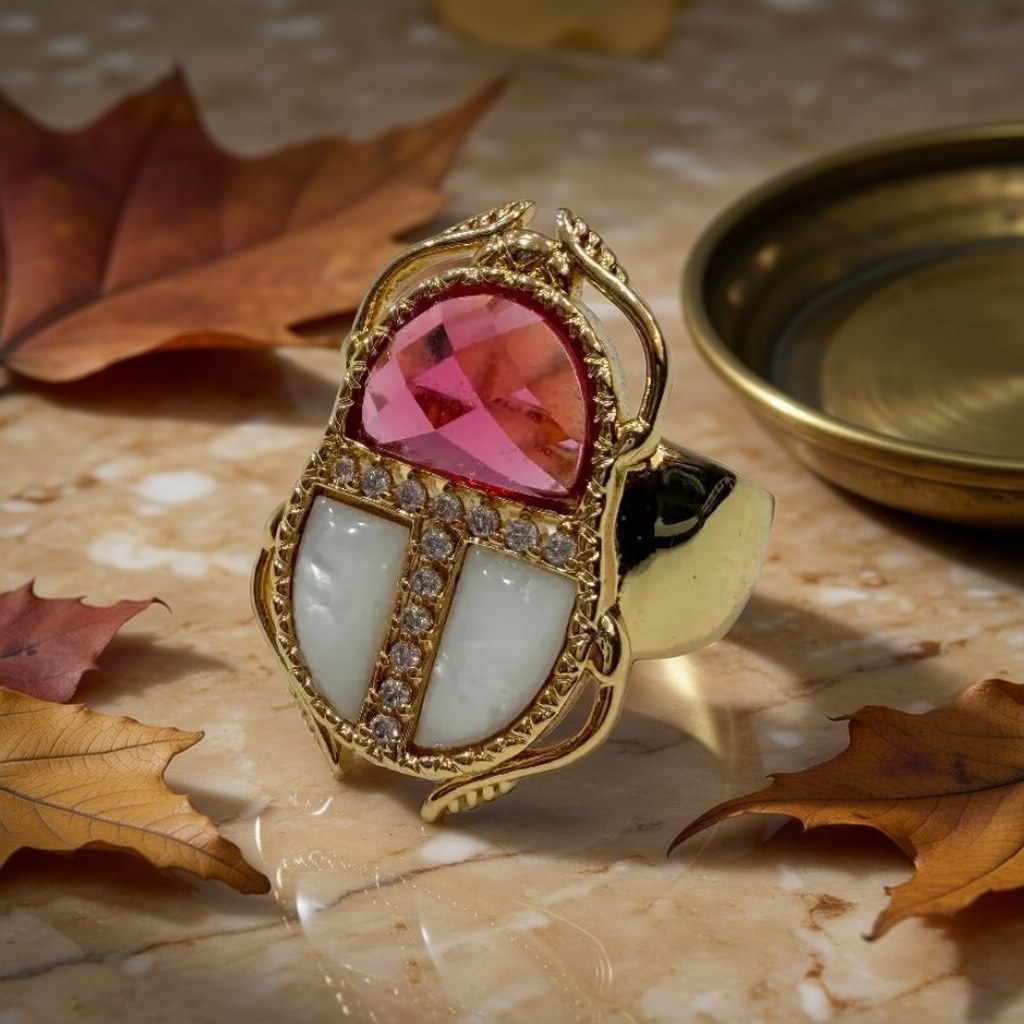 Anillo Raquel escarabajo egipcio con cristal facetado, nácar y circonitas sobre una superficie para mujer Angara Moda
