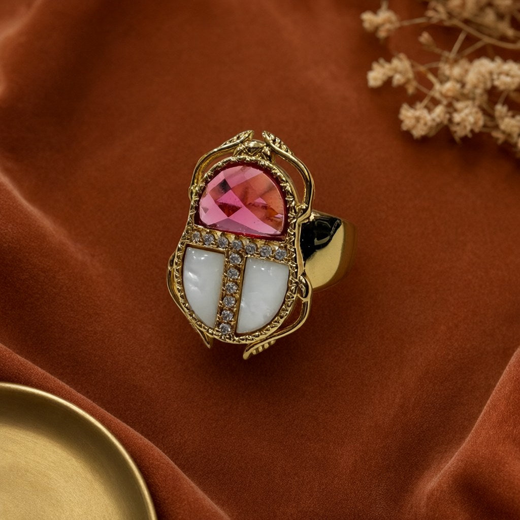 Anillo Raquel escarabajo egipcio con cristal facetado, nácar y circonitas desde arriba para mujer Angara Moda