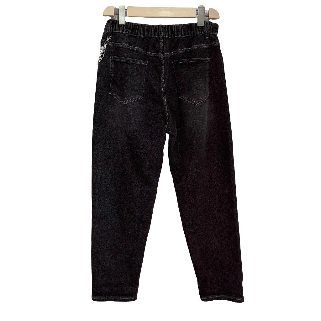 Pantalón vaquero mom de tiro alto con cadena de perlas extraíble Perlitas sobre fondo blanco, vista trasera para mujer Angara Moda