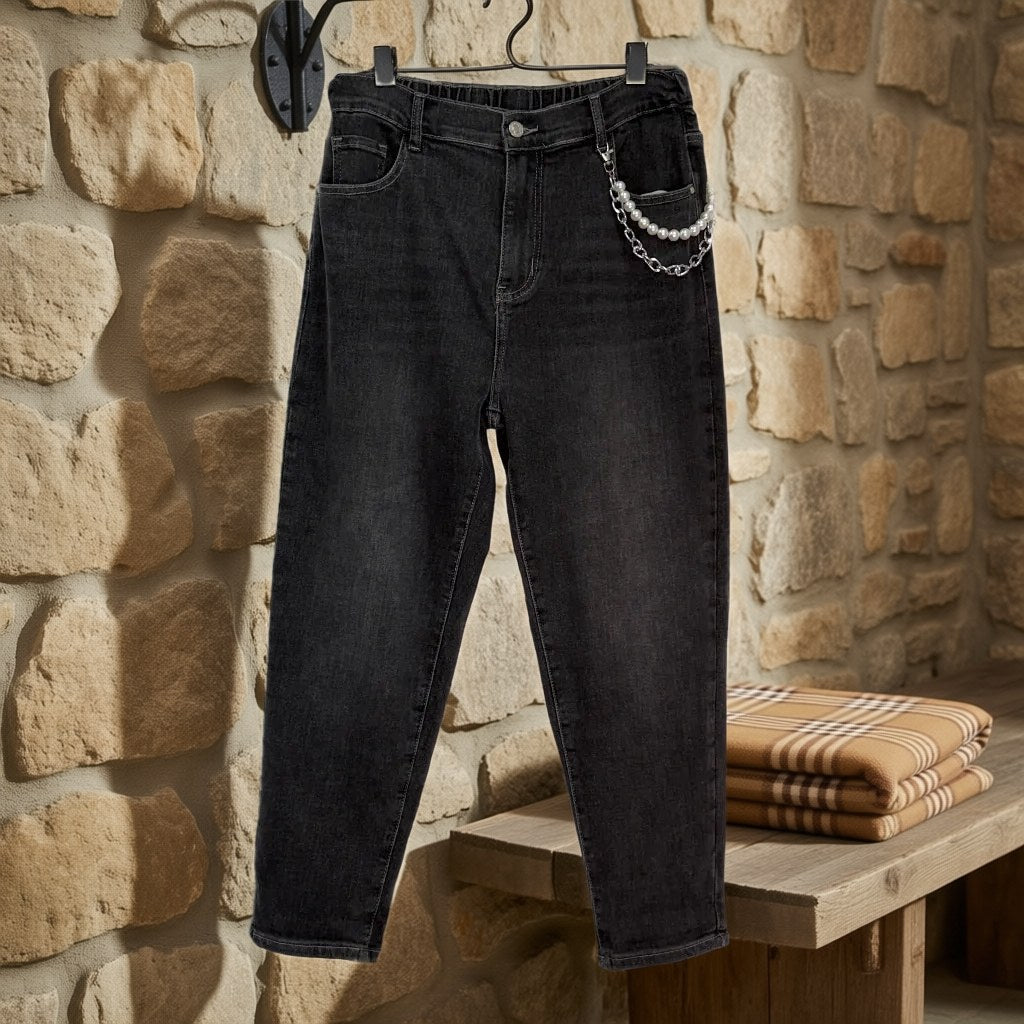 Pantalón vaquero mom de tiro alto con cadena de perlas extraíble Perlitas colgada en un ambiente para mujer Angara Moda