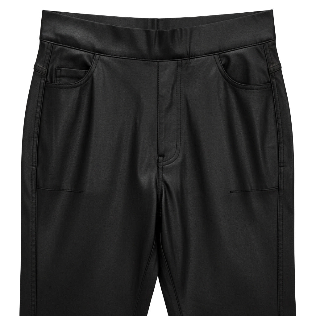 Pantalón pitillo efecto cuero con cintura alta elástica Prieto sobre fondo blanco, vista lateral para mujer Angara Moda