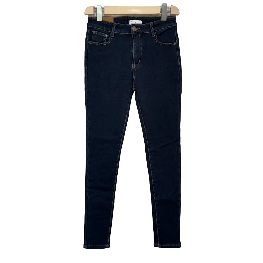 Pantalón vaquero pitillo de denim elástico con tiro alto y etiqueta de cuero Oeste sobre fondo blanco para mujer Angara Moda