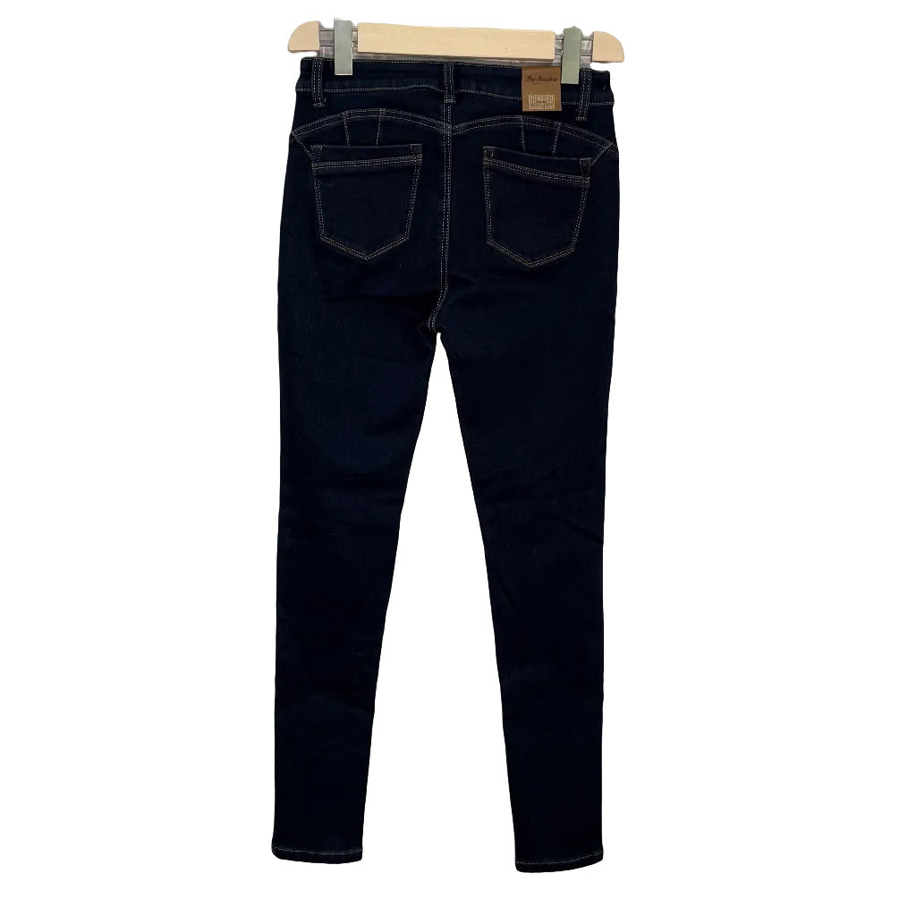 Pantalón vaquero pitillo de denim elástico con tiro alto y etiqueta de cuero Oeste sobre fondo blanco, vista trasera para mujer Angara Moda