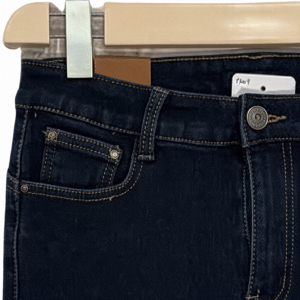 Detalle del tejido de Pantalón vaquero pitillo de denim elástico con tiro alto y etiqueta de cuero Oeste para mujer Angara Moda