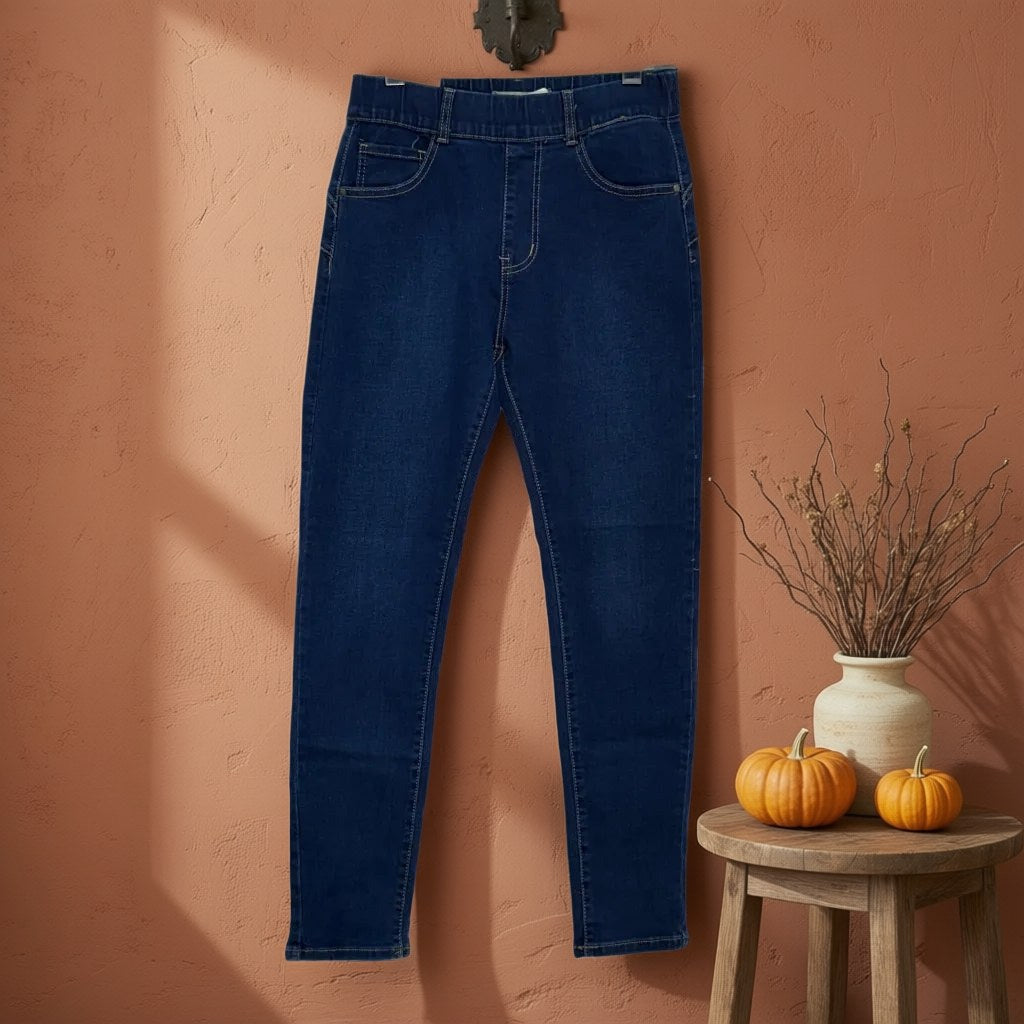 Pantalón vaquero jegging de denim elástico con cintura alta moldeadora Mezquite colgada en un ambiente para mujer Angara Moda
