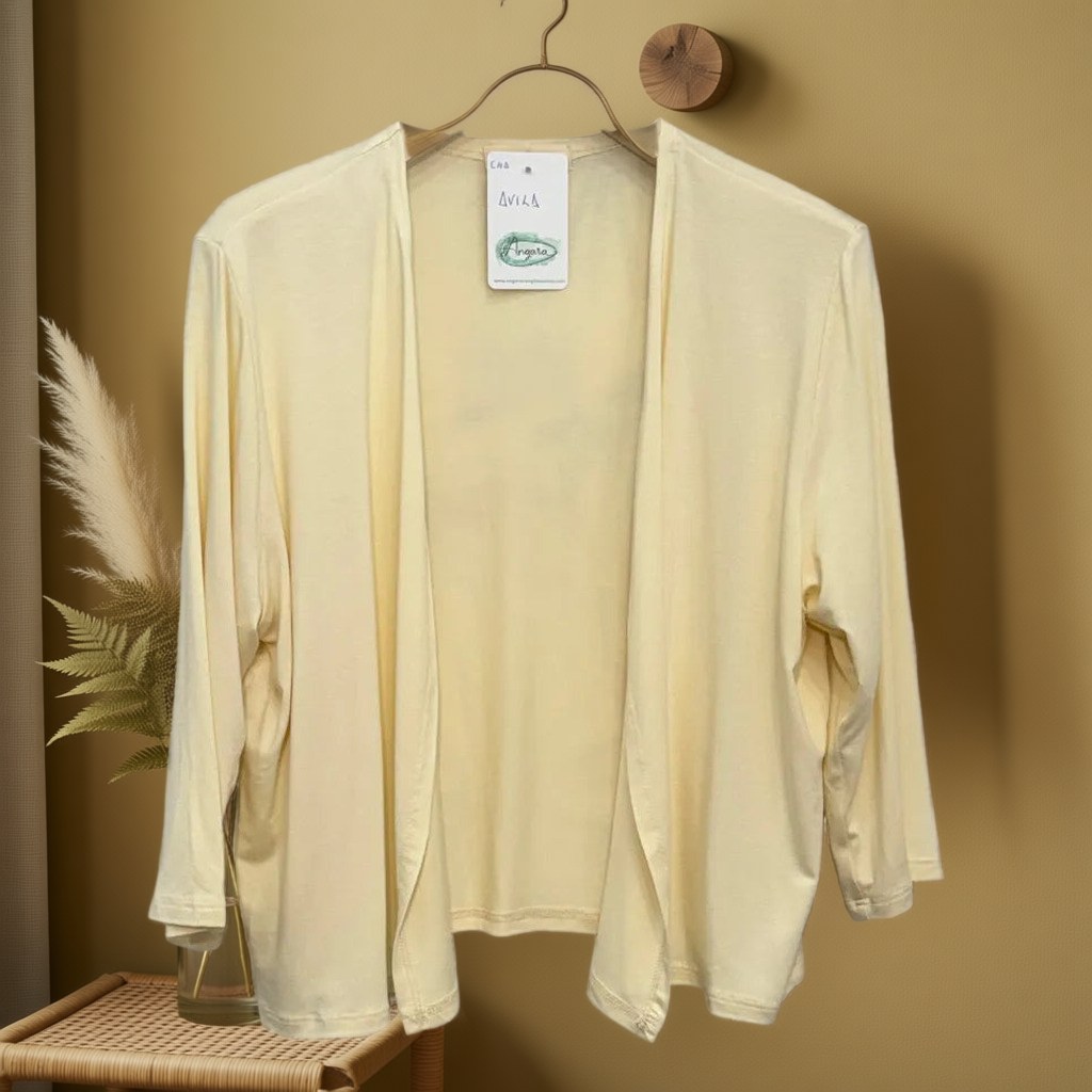 Chaqueta avila colgada en un ambiente para mujer Angara Moda