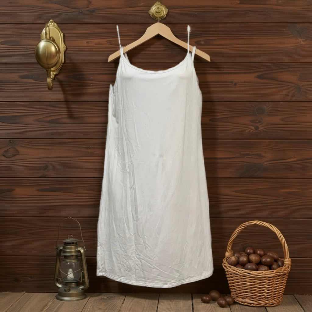 Vestido Corto Katia — Forro Interior colgada en un ambiente para mujer Angara Moda