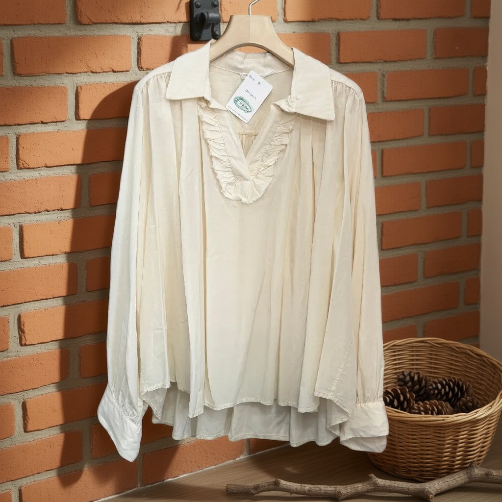 Blusa rosalia colgada en un ambiente para mujer Angara Moda