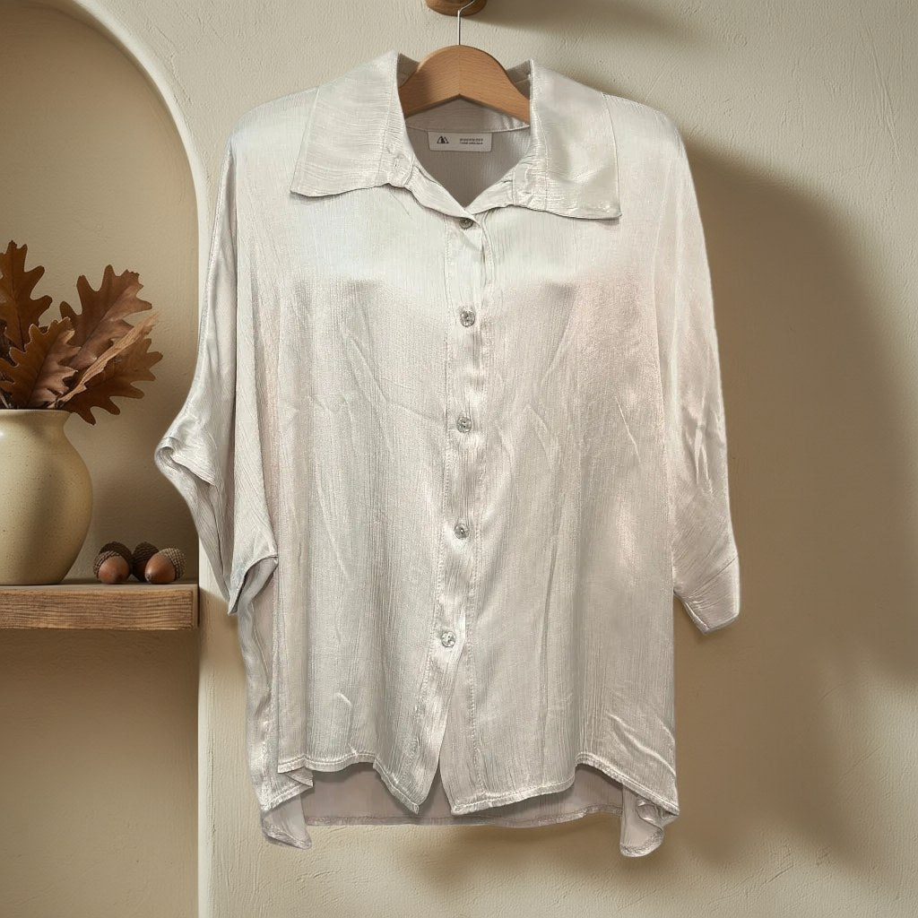 Camisa Victoria colgada en un ambiente para mujer Angara Moda