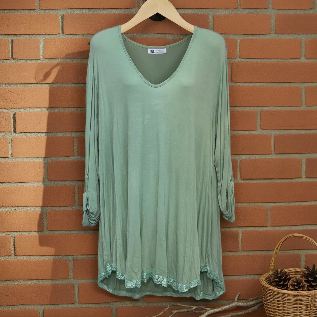 Camiseta Joan colgada en un ambiente para mujer Angara Moda