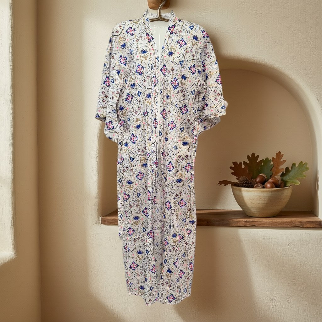 Kimono Largo Joan colgada en un ambiente para mujer Angara Moda