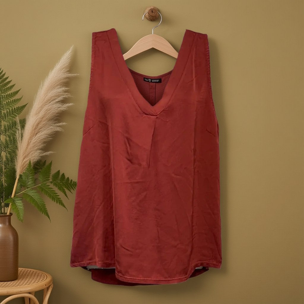 Camiseta Alejandra colgada en un ambiente para mujer Angara Moda