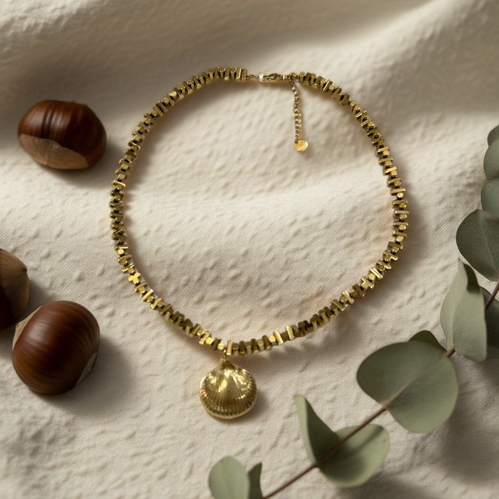 Collar corto almejita sobre una superficie para mujer Angara Moda