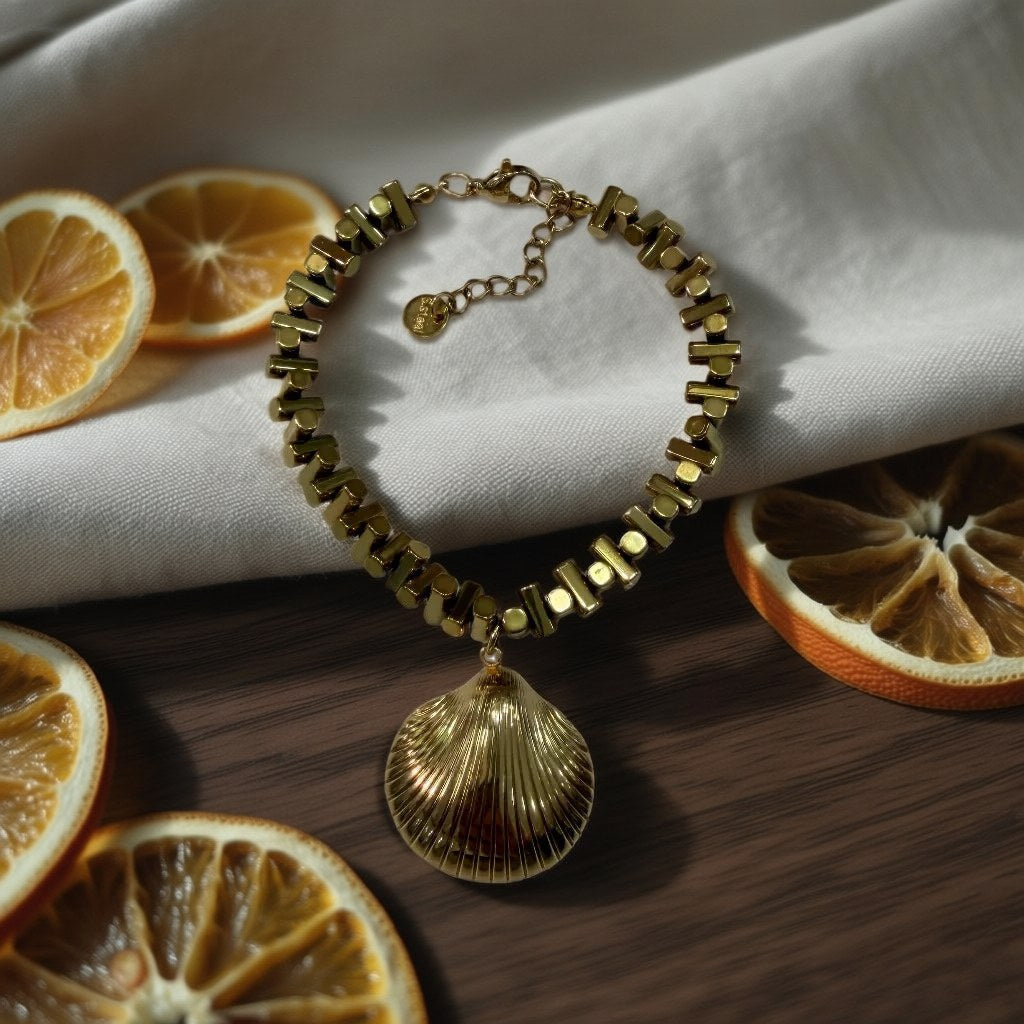 Pulsera almejita sobre una superficie para mujer Angara Moda