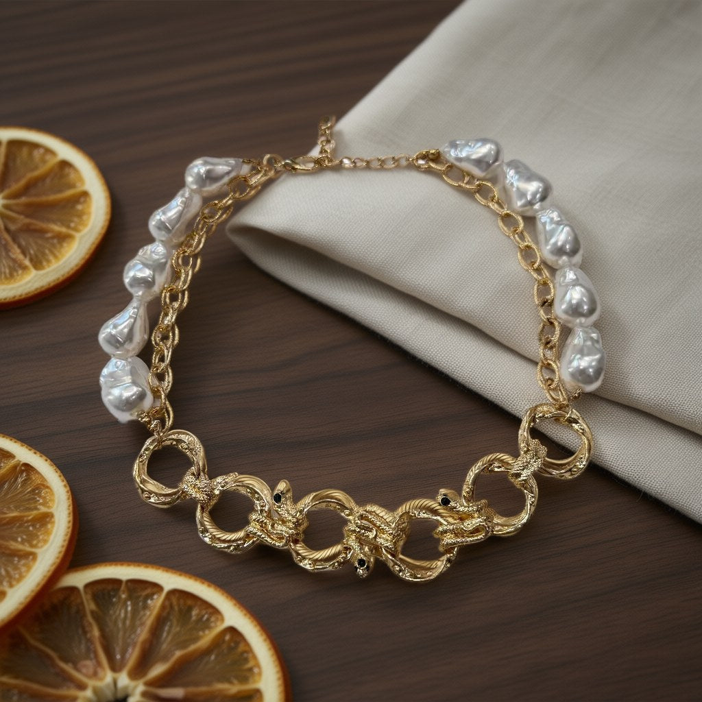 Collar Corto Viper sobre una superficie para mujer Angara Moda