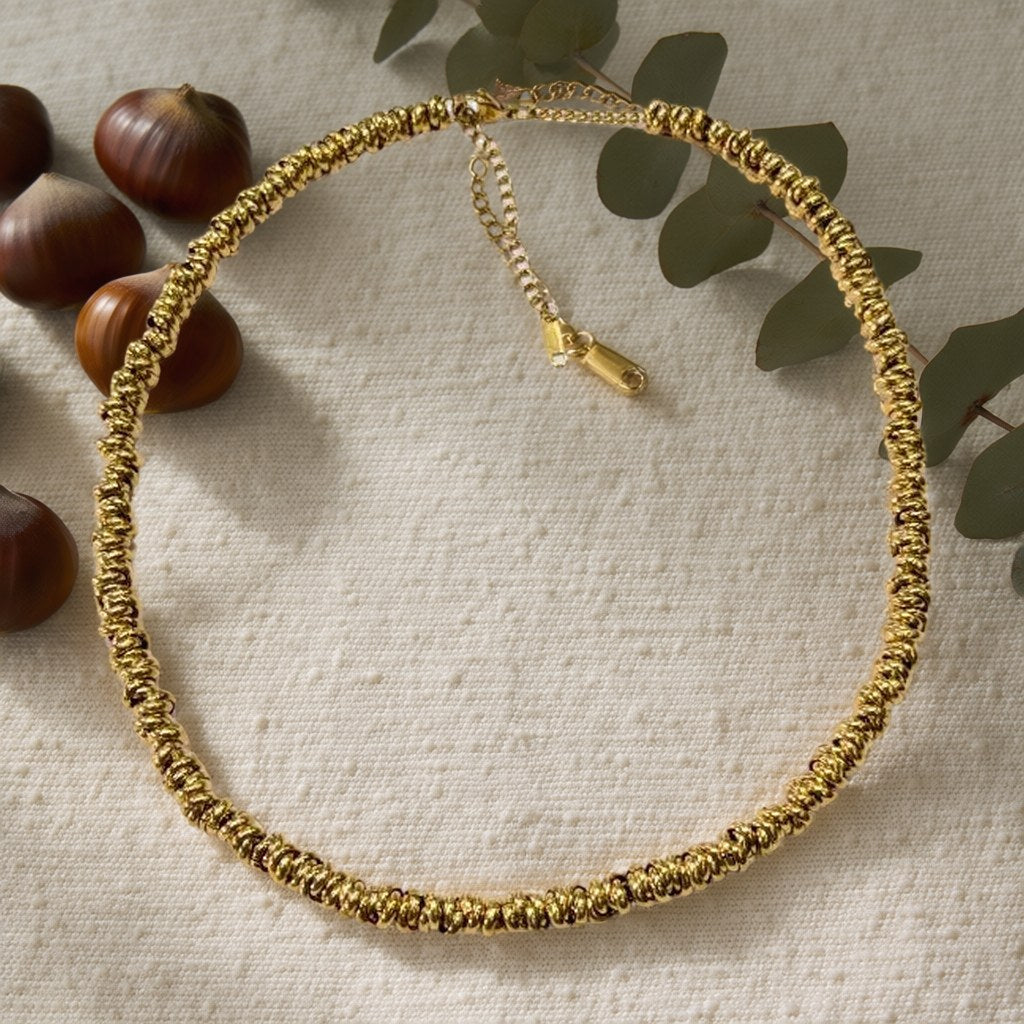 Collar Ovillo Tortellini sobre una superficie para mujer Angara Moda