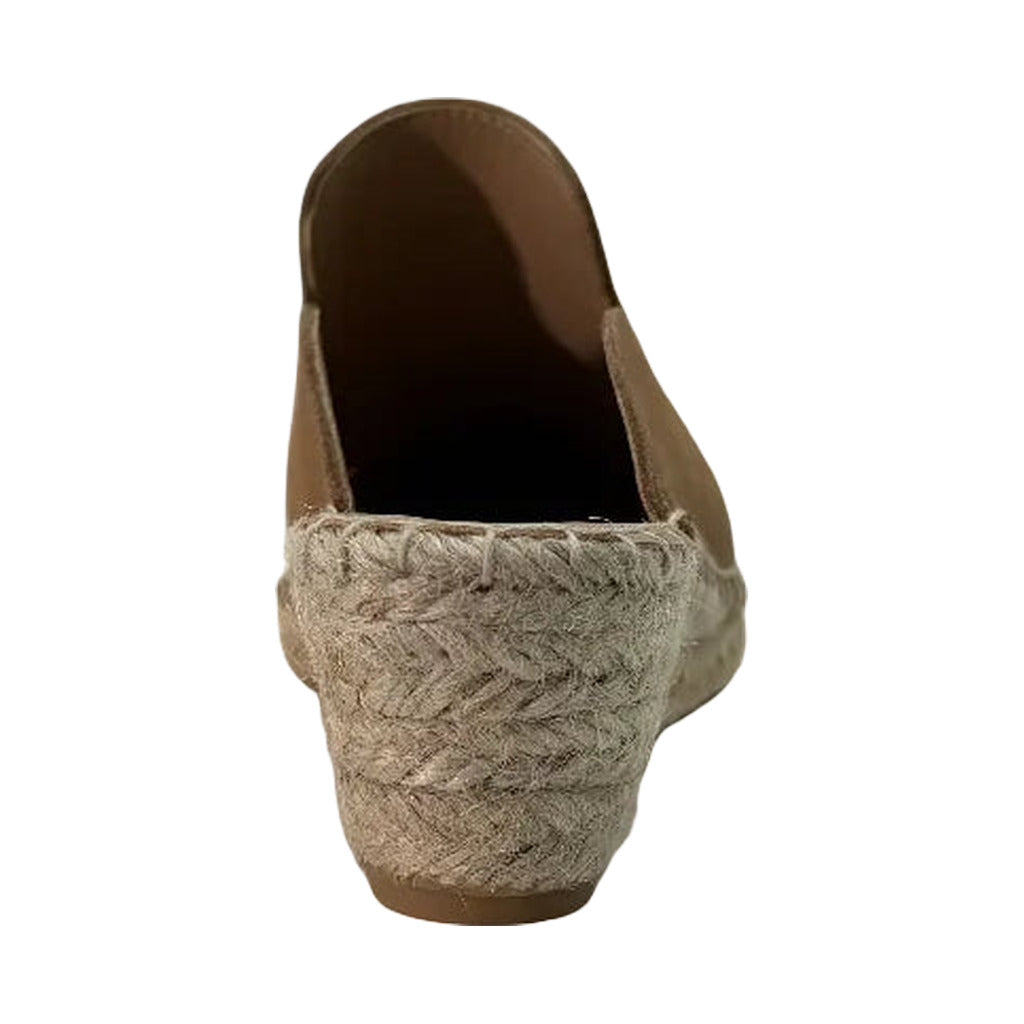 Zueco Serraje Angara | Mule de Ante con Cuña de Esparto sobre fondo blanco, vista lateral para mujer Angara Moda