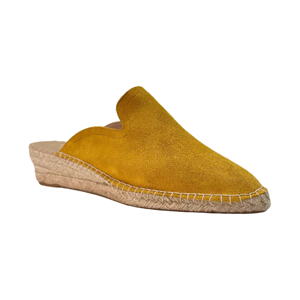 Zueco Serraje Angara | Mule de Ante con Cuña de Esparto en color Mostaza sobre fondo blanco para mujer Angara Moda