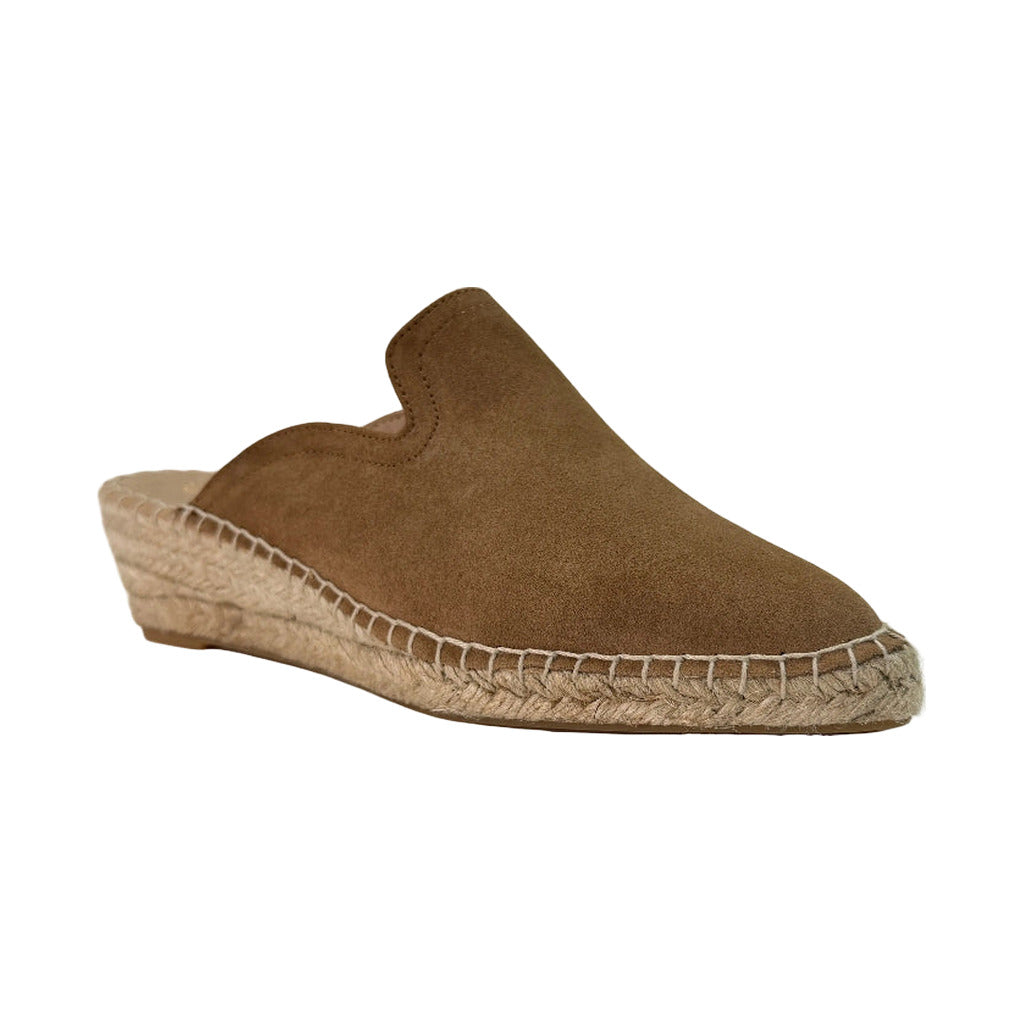 Zueco Serraje Angara | Mule de Ante con Cuña de Esparto en color Camel sobre fondo blanco para mujer Angara Moda