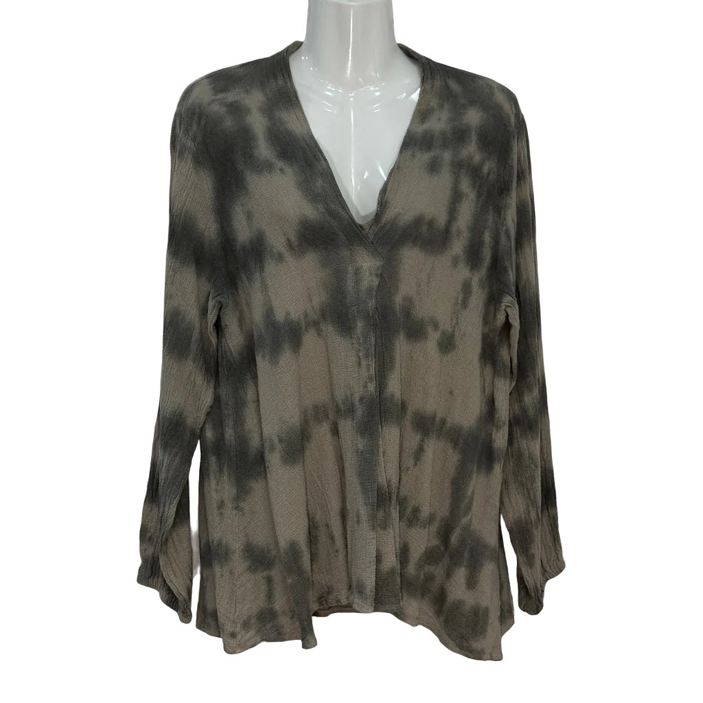 Blusa Jaropo Tie-Dye de Manga Larga con Escote en V sobre fondo blanco para mujer Angara Moda