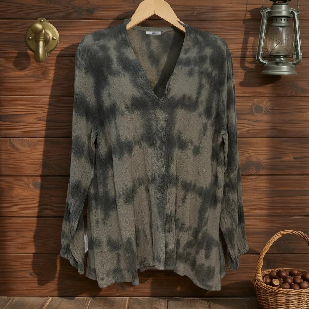 Blusa Jaropo Tie-Dye de Manga Larga con Escote en V colgada en un ambiente para mujer Angara Moda