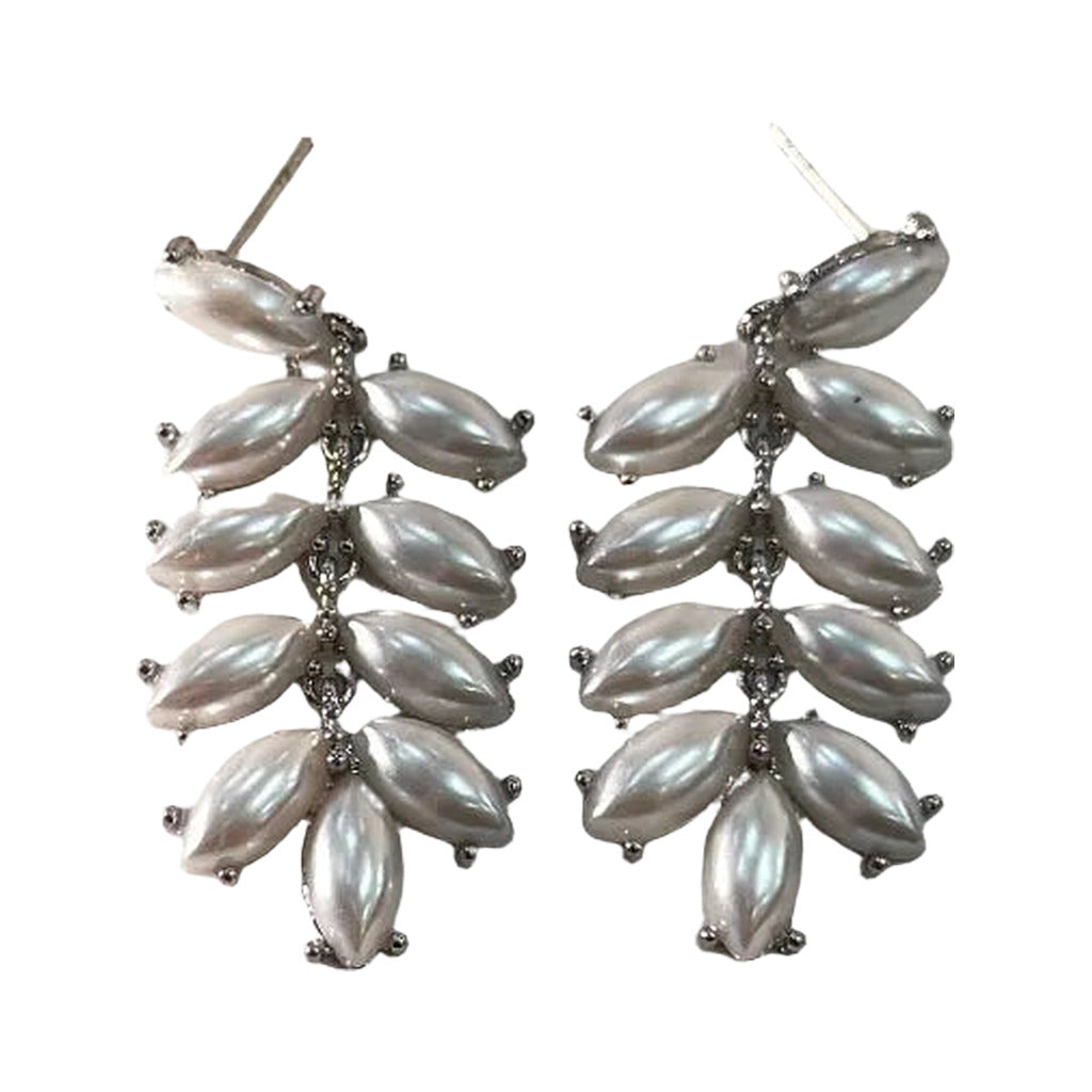 Pendientes Colgantes Hoja de Perlas Ovaladas en Espiga con Montura Plateada hoja imperial sobre fondo blanco para mujer Angara Moda