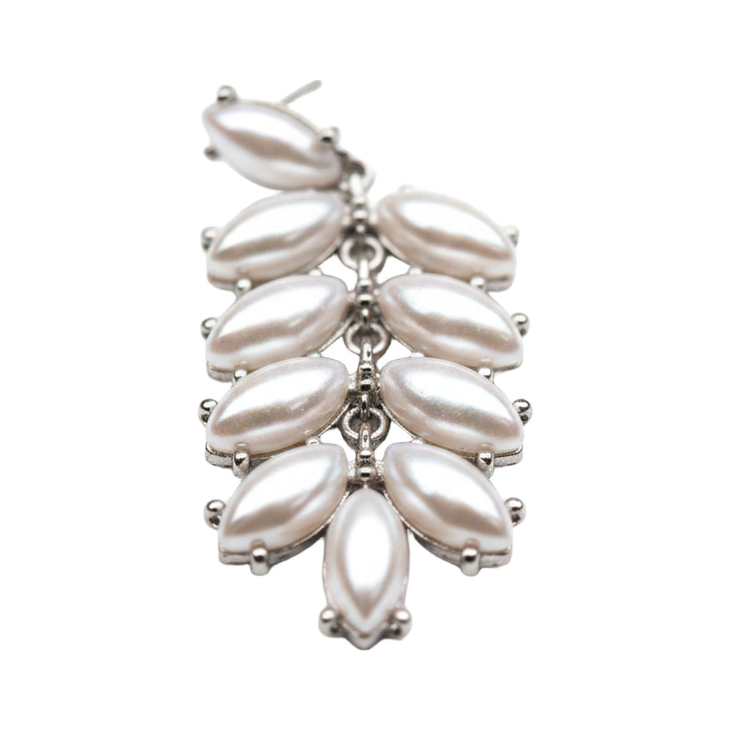 Pendientes Colgantes Hoja de Perlas Ovaladas en Espiga con Montura Plateada hoja imperial sobre fondo blanco, vista trasera para mujer Angara Moda