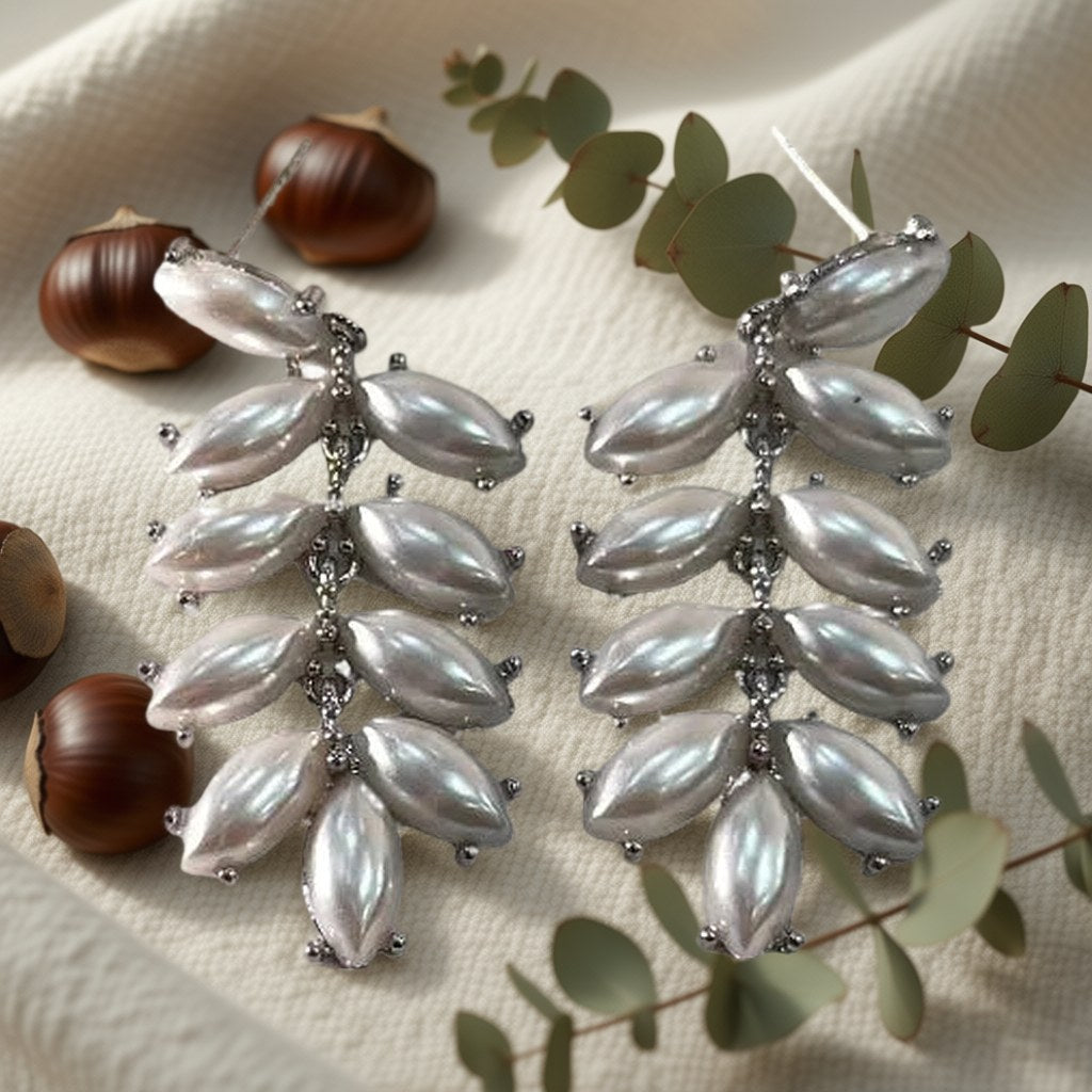 Pendientes Colgantes Hoja de Perlas Ovaladas en Espiga con Montura Plateada hoja imperial sobre una superficie para mujer Angara Moda