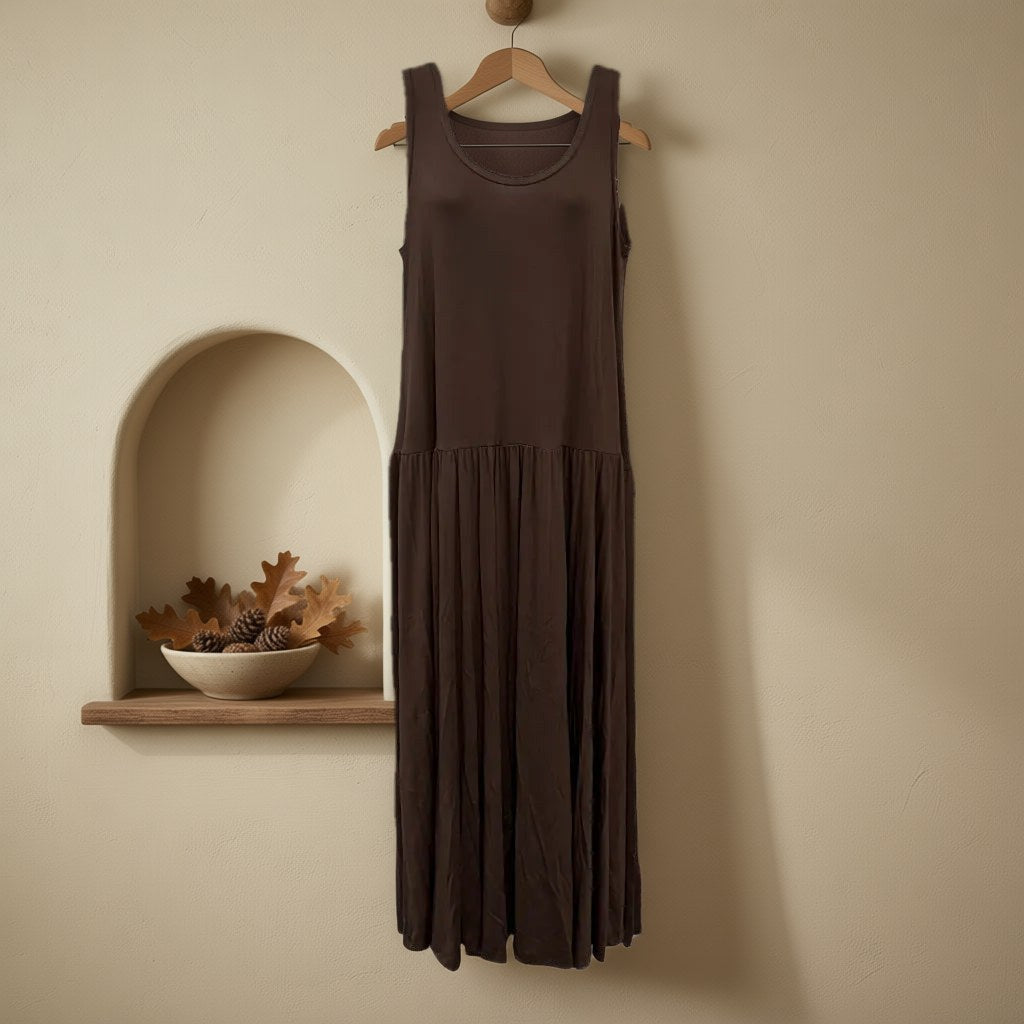 Vestido Largo Aurora – Maxi sin Mangas con Falda Voluminosa colgada en un ambiente para mujer Angara Moda