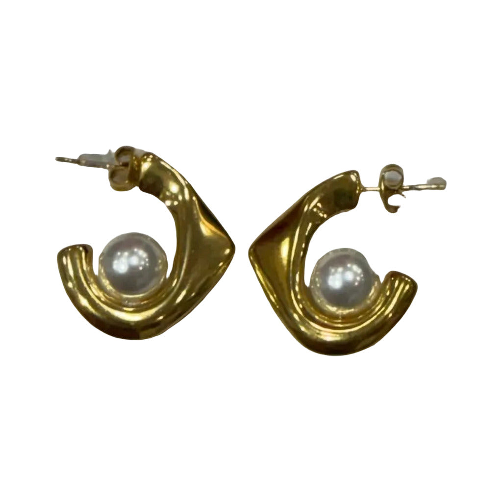 Pendientes Carlotta — Aro Escultural con Perla en color Dorado sobre fondo blanco para mujer Angara Moda