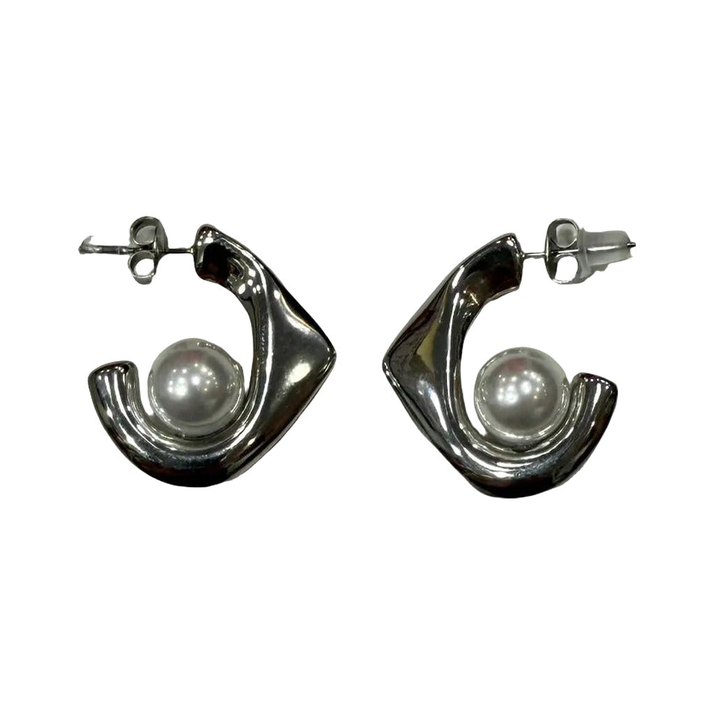 Pendientes Carlotta — Aro Escultural con Perla en color Plateado sobre fondo blanco para mujer Angara Moda