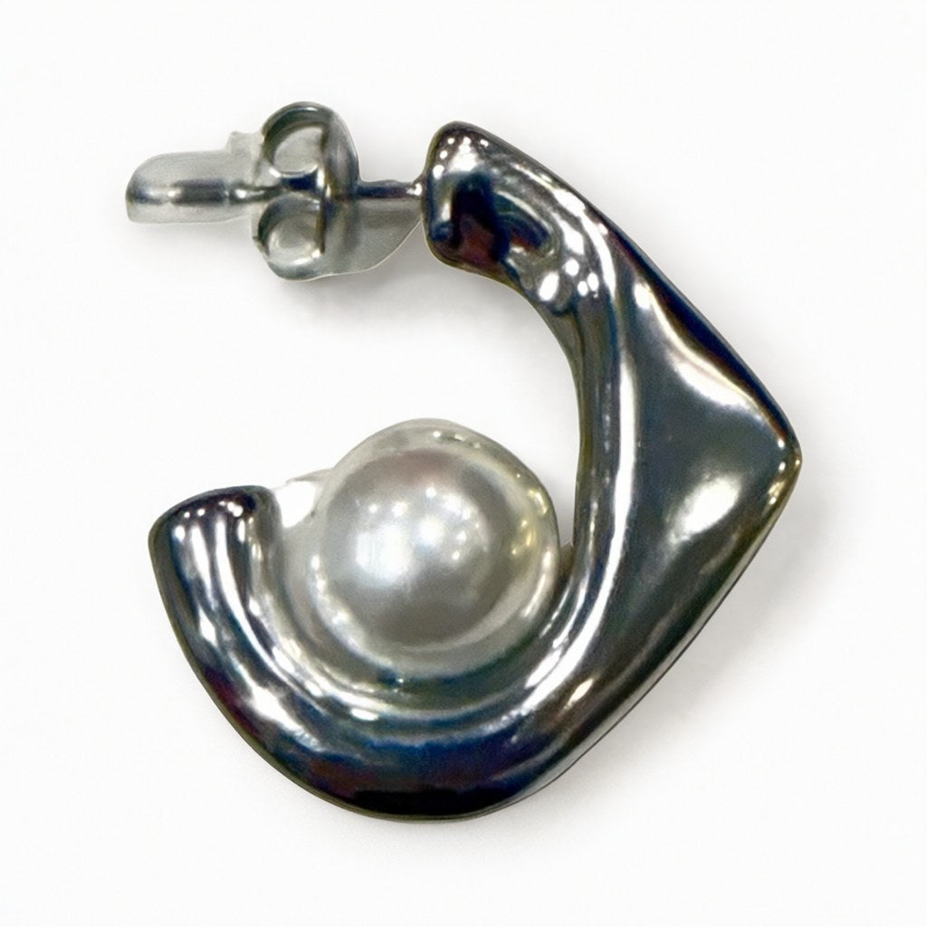 Detalle de Pendientes Carlotta — Aro Escultural con Perla para mujer Angara Moda