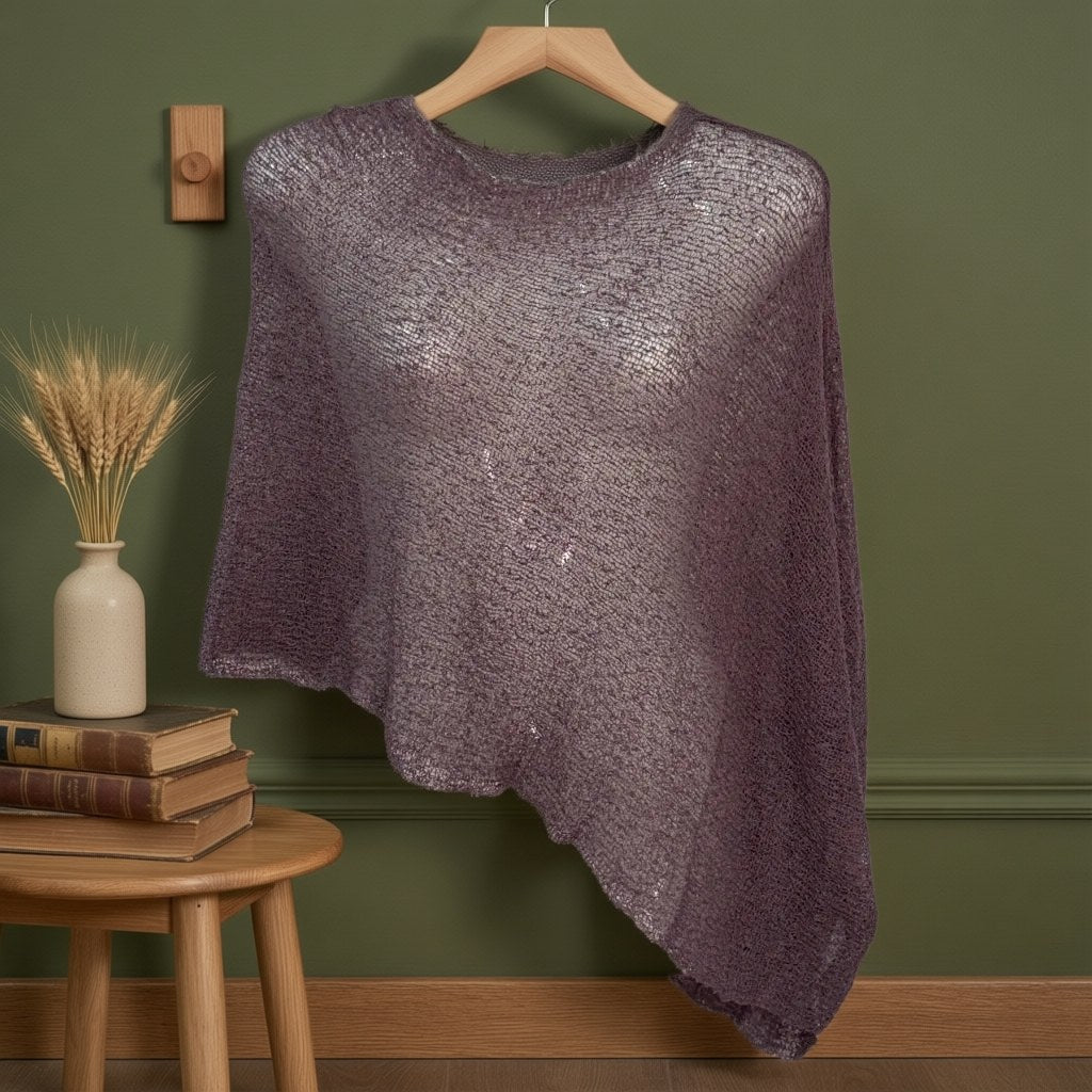 Poncho Mágico Angara - Poncho de punto calado para todas las tallas colgada en un ambiente para mujer Angara Moda