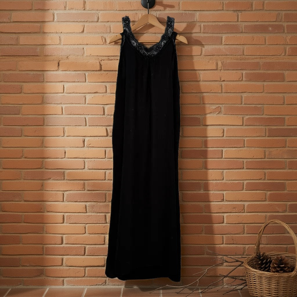Vestido Lencero Straciatella - Vestido maxi de tirantes con encaje en escote V colgada en un ambiente para mujer Angara Moda