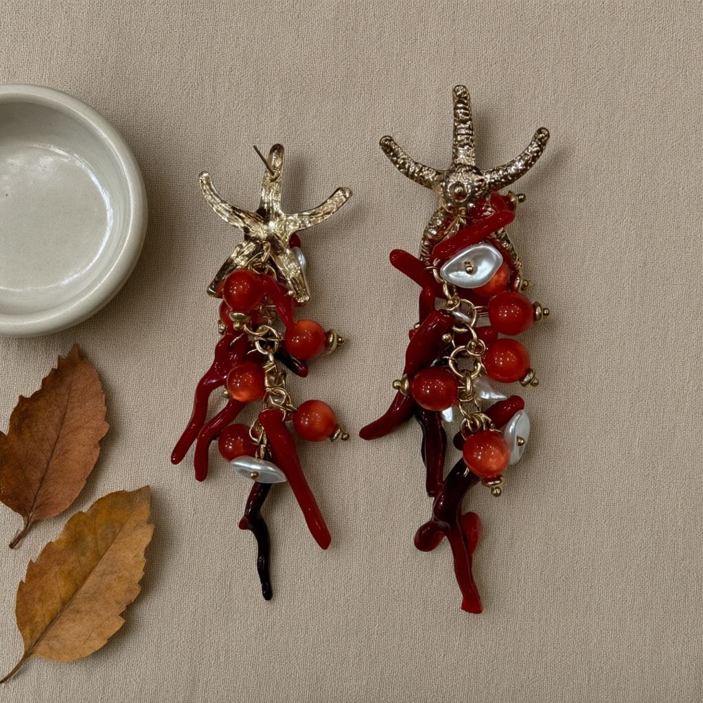 Pendientes Anemona Largos Dorados con Coral Rojo y Perlas Barrocas desde arriba para mujer Angara Moda